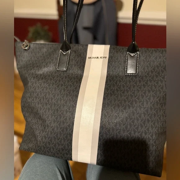 MICHAEL KORS TRAVEL LARGE TOP ZIP TOTE - Picture 14 of 14